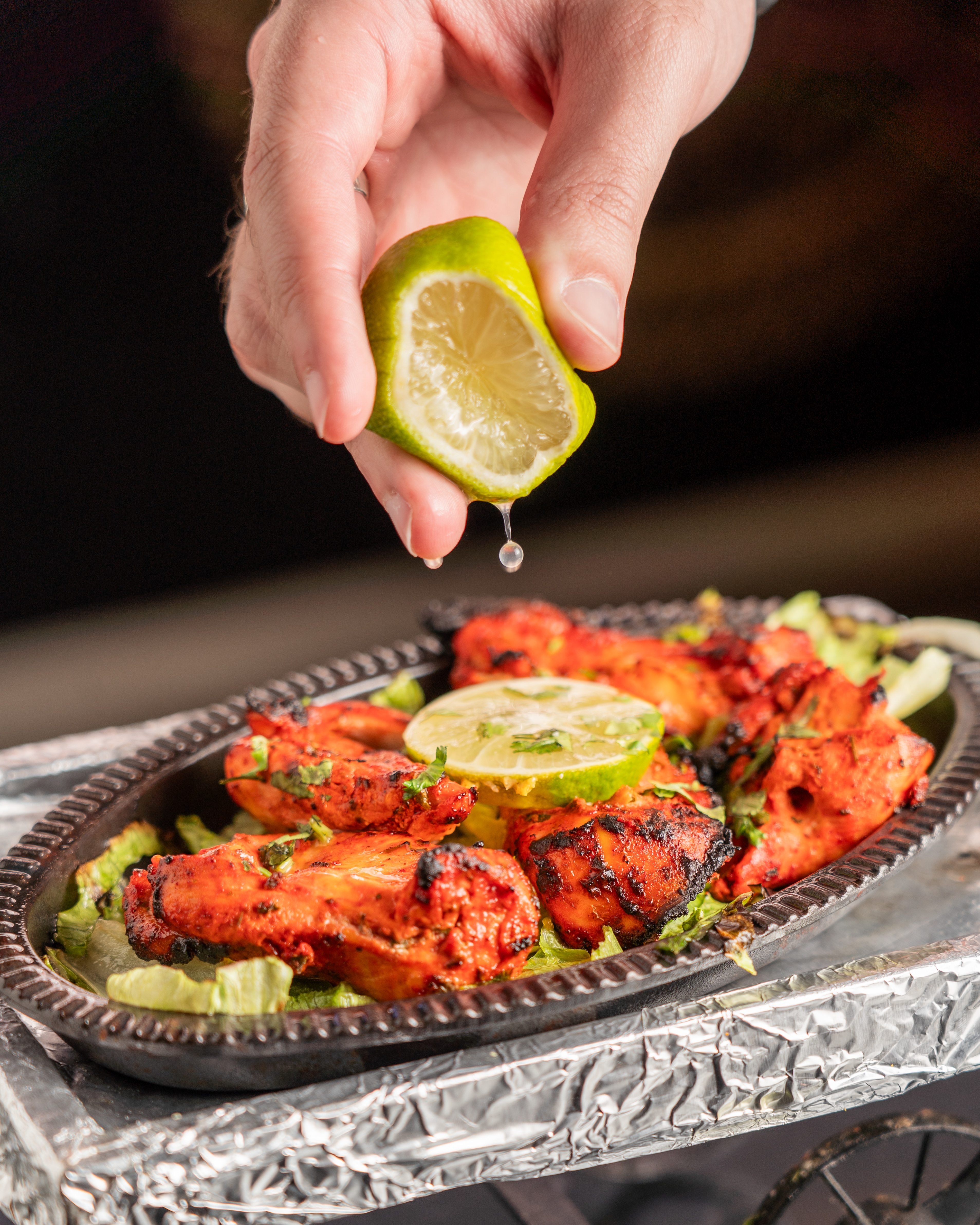 frango tandoori gourmet, espetadas marinadas, grelhados em chapa quente, finalização com lima, frango tikka premium, churrasco exótico, pratos intensos aromáticos, carnes com especiarias, iguarias na brasa, travessas escaldantes, cozinha tandoor, churrasco asiático, temperos cítricos frescos, ementas de grelhados finos, carnes suculentas para festas, cozinha indiana moderna, petiscos quentes na brasa, ementas condimentadas exclusivas, pratos fumegantes com ervas, marinadas tradicionais de autor